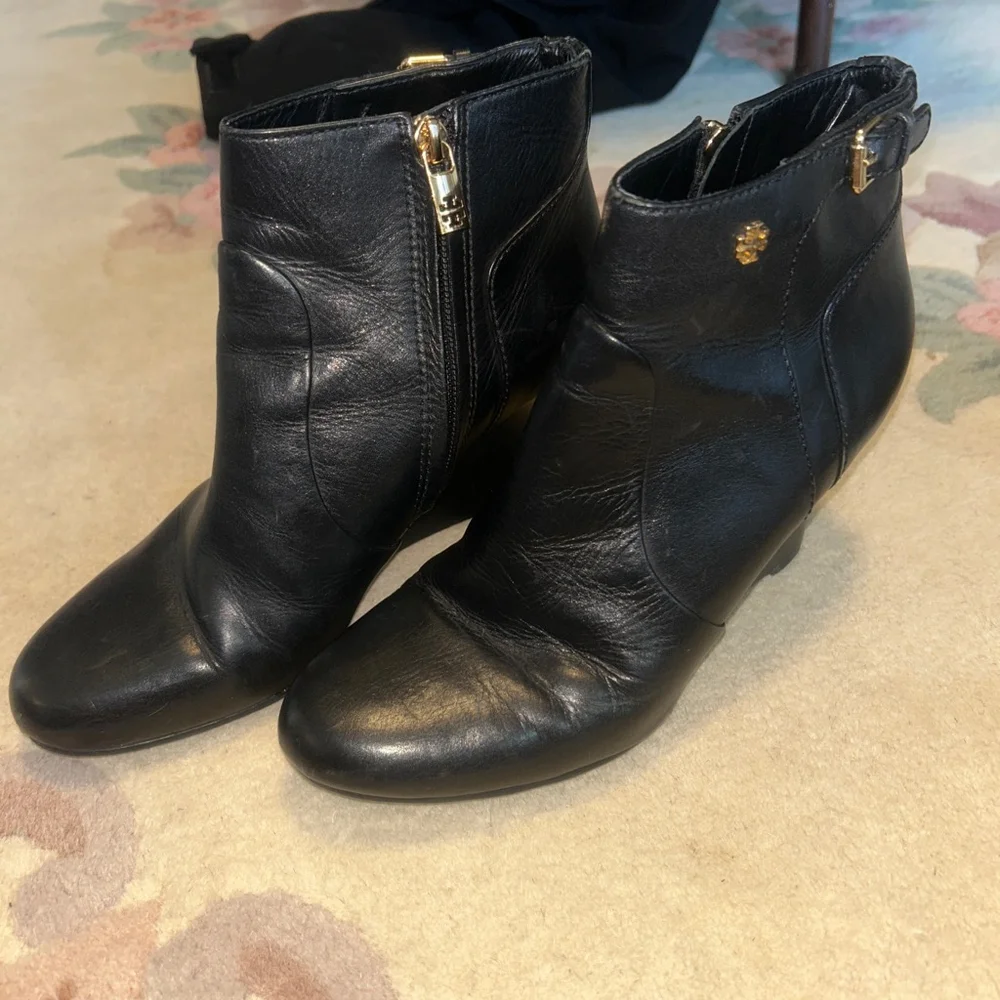 TORY BURCH WOMEN'S MILAN WEDGE ANKLE ZIP UP LEATHER BOOTIE BLACK 8.5
